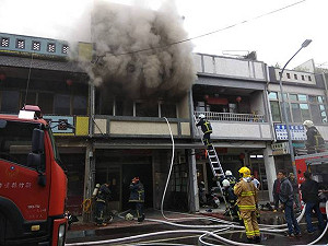 竹縣民宅火警濃煙沖天 一人命危送醫