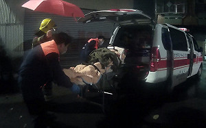 鄰居警覺報案  打火兄弟破門救人  老翁失溫險死