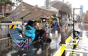 躺地淋雨至清晨5點 時代力量搭雨遮棚續禁食抗議
