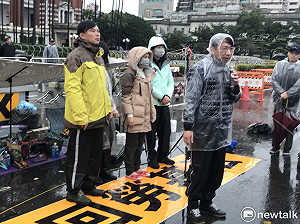 北警拆雨帳、收椅子 時力：請民眾將裝備丟過拒馬給我們