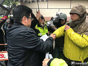 在層層拒馬下收委任書 律師嗆葉俊榮：跟江宜樺沒啥兩樣