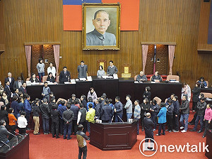 審查勞基法修法 藍綠口角與肢體衝突一波波