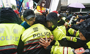 快訊》勞團與警方立院旁爆發激烈推擠