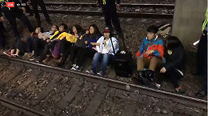 勞團佔據台鐵月台高喊拒絕過勞退回惡法