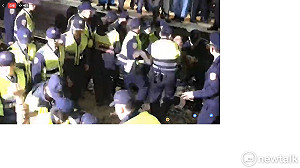 快訊》晚間19:42分 警方抬離臥軌成員上月台