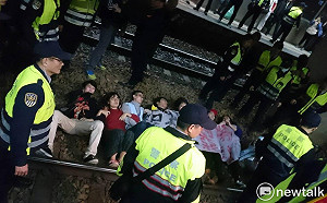 快訊》勞團北車臥軌   抗議宣言：財團政府碾工人，過勞法案擋下來！