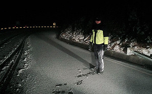 用路人注意！合歡山路面結冰 限掛雪鍊車輛上山