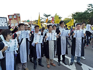 陳抗律師丁穩勝質疑：警方故意留置陳抗成員並強按掌印