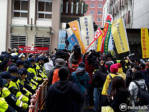 快訊》直擊：勞團今日持續抗爭  立院外爆第一次衝突