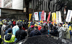 快訊》對峙現場直擊   勞團怒吼：誰放水、誰打假球，勞工看的很清楚！