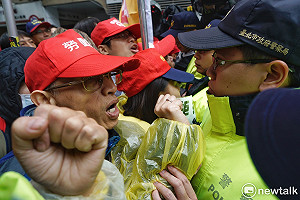 現場直擊》抗議賴清德不出面 勞團圍堵政院