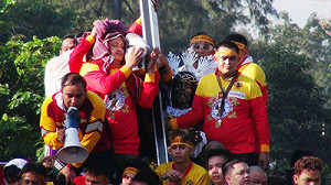 黑耶穌巡行馬尼拉 百萬人簇擁