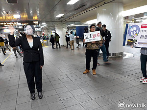 勞團再突擊捷運台北車站 上演拒馬諷刺劇