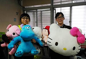 Kawai到讓人想犯罪 夾娃娃機巨大玩偶男偷來送女友