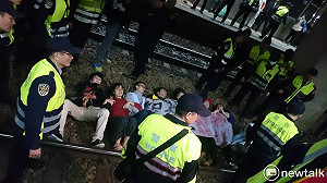 勞團臥軌抗議修勞基法 15人遭限制住居