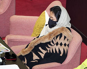 立院深夜不斷電表決 立委備妥棉被躺椅滑手機打發時間