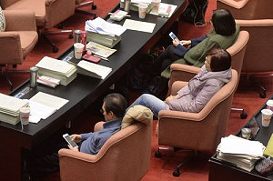 立院挑燈審勞基法 藍委：別在睡覺中立法