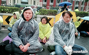 現場觀察》逼時力抗爭解散  警方要以「屎」逼人