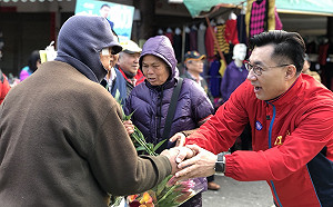 走訪大甲 江啟臣：要讓芋頭滯銷狀況不再