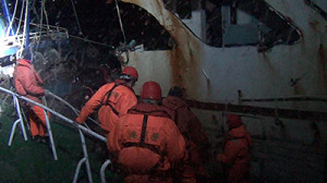 金門海巡拂曉出擊 查扣陸籍不法拖網船