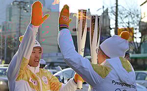 2018冬奧火炬手全副武裝   韓國仁川開跑