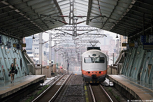 快訊》台鐵富岡＝楊梅平交道爆死傷事故 列車延誤