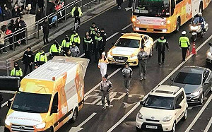 平昌冬奧聖火傳首爾 數百民眾夾道歡迎