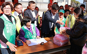 蔡其昌寒冬送暖  林佳龍也來幫忙