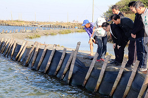 視察七股受寒害漁塭  李孟諺促加速認定作業