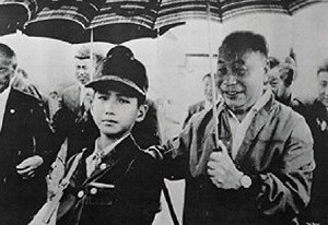 管仁健觀點》從一張宣傳照破解小蔣的造神手法