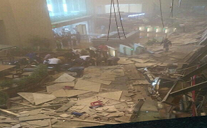 印尼證交所樓板坍塌 多達72人受傷 (影)