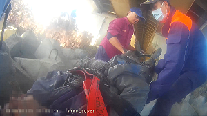 婦心情不佳跨坐大橋 海風吹下墜落15米海面