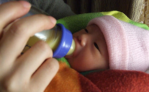 母乳、奶粉哪個好？食藥署：母乳優先