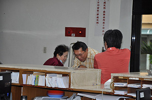 演很大!屏東內埔警局防搶演練 墾丁天價滷味店老闆本尊上場