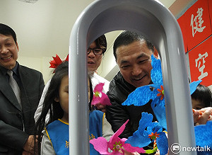 企業捐空氣清淨機  與新北市府攜手護童