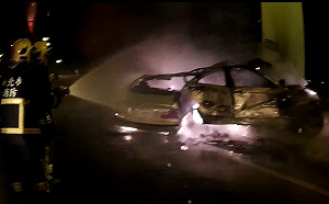 疑超車失控衝撞 BMW斷兩截駕駛燒死車內