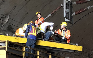 台鐵電車線斷落上萬人受阻 旅客：延誤86分鐘太誇張