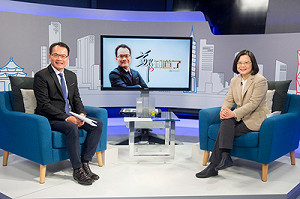 上任首次電視專訪  鄭弘儀問小英 : 有沒有對不起支持者？