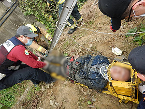 過彎失速撞護欄  騎士慘躺5尺深溝渠內