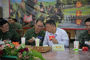 宜蘭勞軍 柯文哲：退伍後改善少子化「救國」