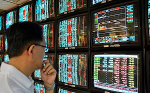 台股早盤大漲逾百點 重回萬點