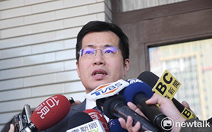 中國網民為佛洛伊德抨擊美政府 羅致正：不必嗆外國的民主自由