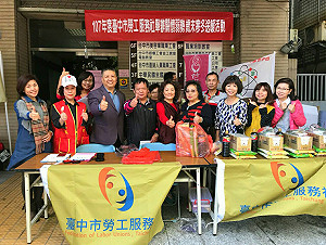 中市勞工服務社寒冬送暖  50個家庭受惠