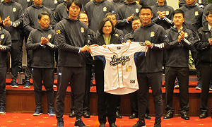 首次接見職棒總冠軍桃猿隊 蔡英文:盼職棒第5、6隊成軍