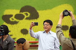 屏東農博2/3看hellokitty 連他都忍不住自拍了