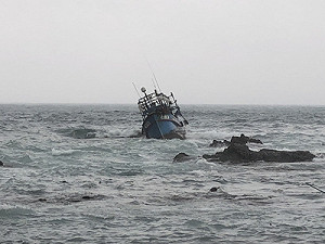 漁船貢寮近海翻覆 7船員獲救