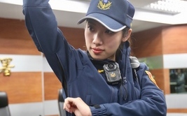 示範警察新制服 正妹女警超亮眼