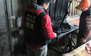 噁心! 豬頭皮工廠用瀝青脫毛新北查封800公斤成品 (影)