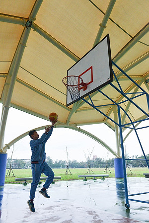 打球不用再看老天臉色！龍岡操場籃排球天幕啟用