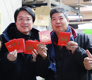 林右昌菜市場發紅包 受婆婆媽媽大力讚賞